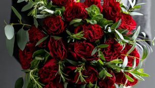 1._true_romance_bouquet_handheld